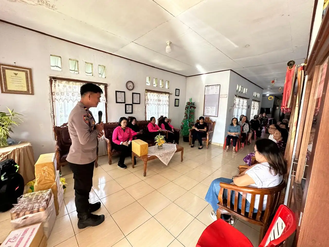Peduli Kasih, Polsek Toulimambot dan Bhayangkari Ranting Toulimambot Kunjungi Panti Sosial Tresna Werda Debora